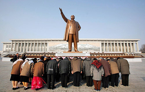▲죽은 김일성 동상 앞에 절하는 북한 동포들 모습.